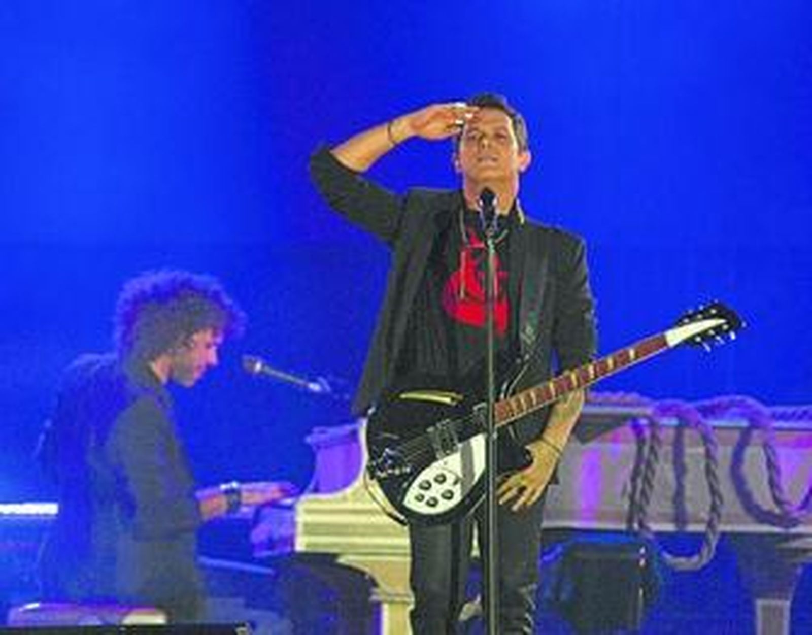 Alejandro Sanz, en uno de los momentos de su concierto sevillano, en el que hizo derroche de simpatía.