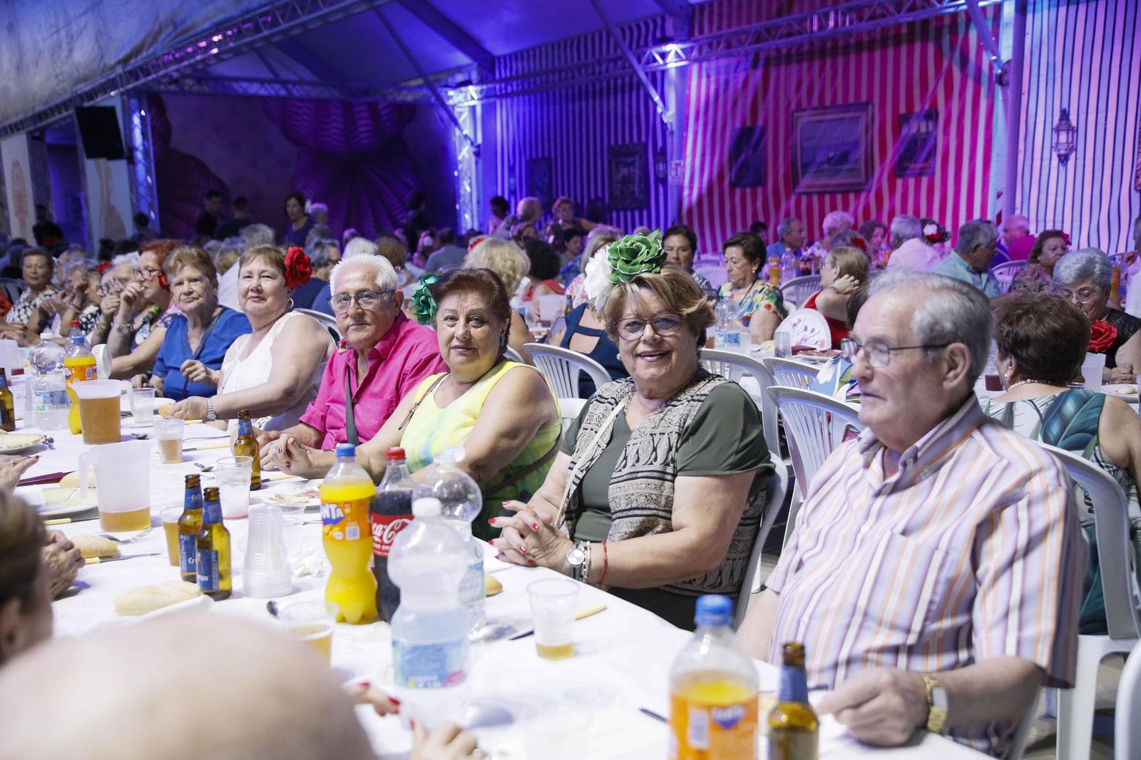 Las mejores imágenes del homenaje a los mayores en la caseta municipal de Almería