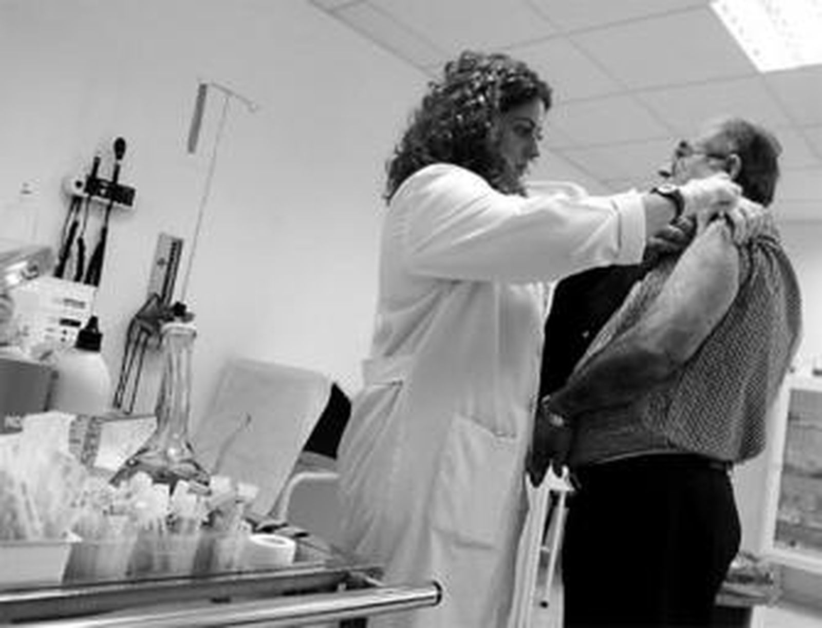 Una enfermera vacuna a un paciente del centro de salud Alameda-Perchel.