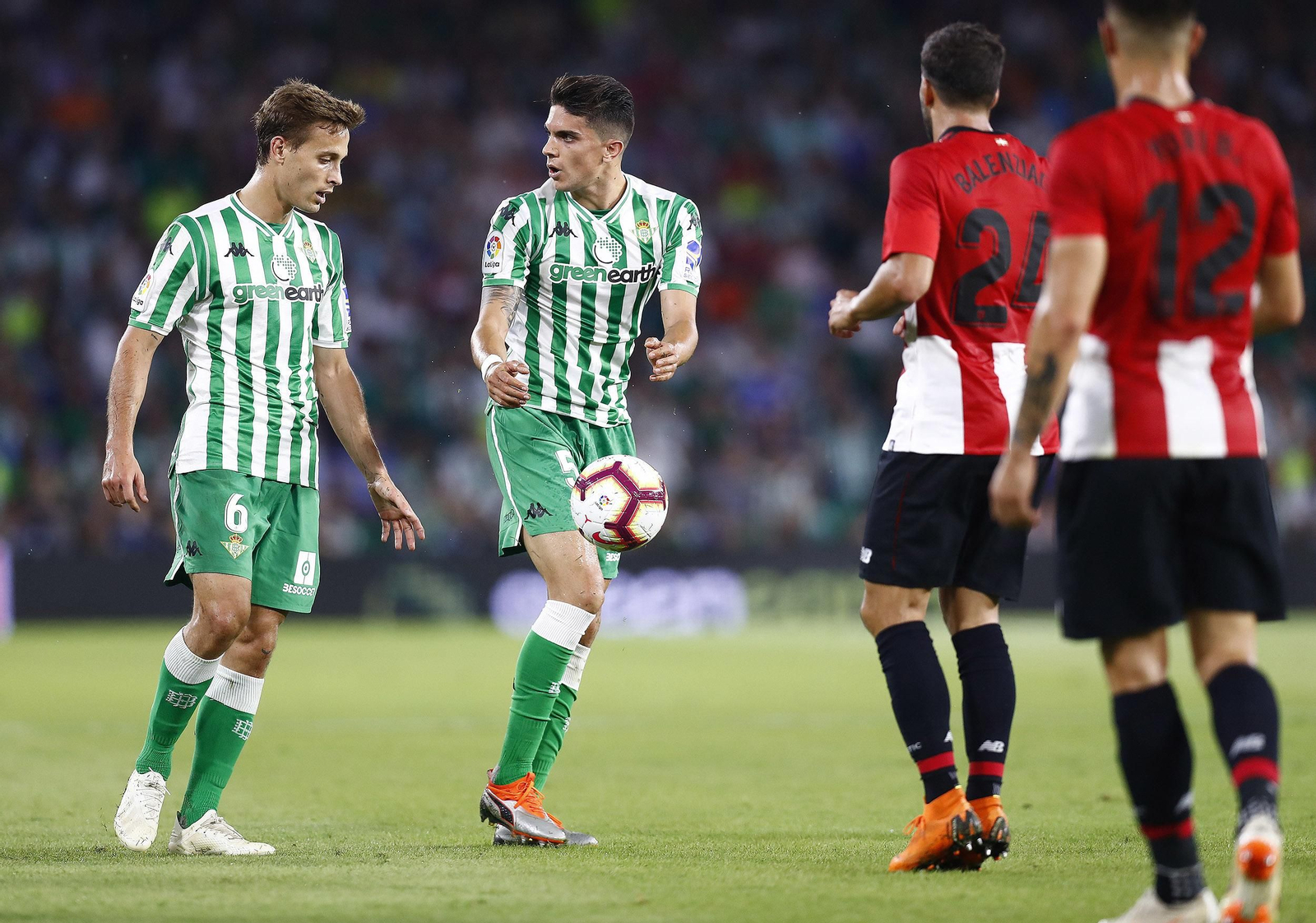 Bartra y Canales dejan el balón en el centro del campo tras un tanto bético.