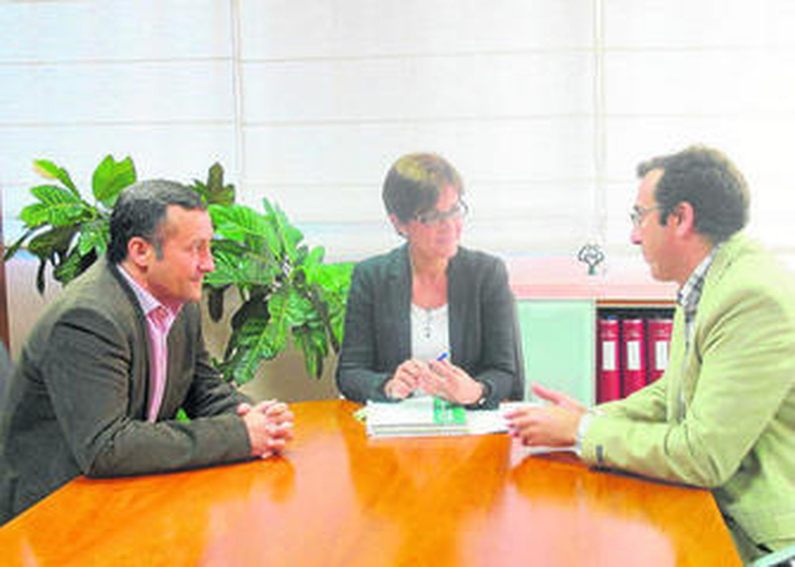 La delegada territorial  de Economía y el jefe del Servicio de Industria con el empresario Celso Amor.