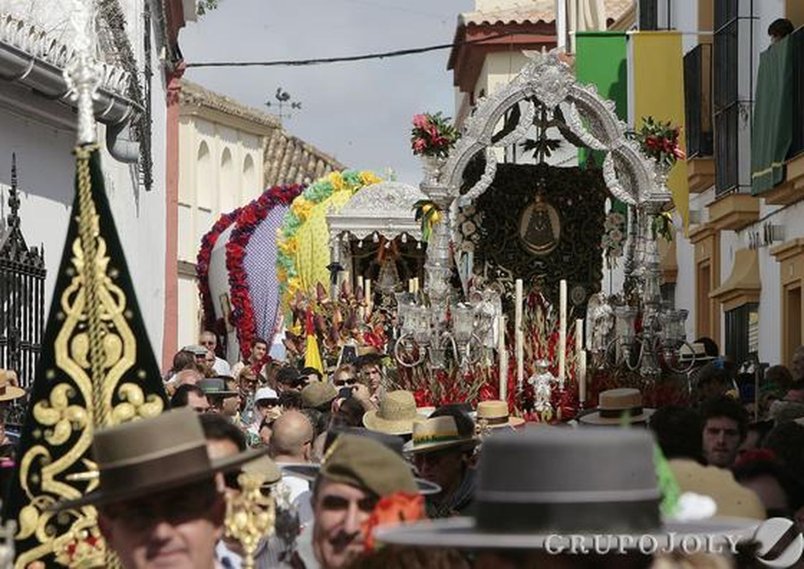 Momento del desfile de la Hermandad por las calles del municipio.

Foto: José Ángel García