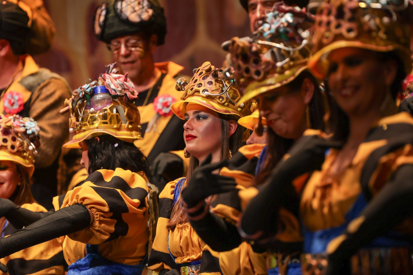 Imágenes de la actuación del coro de Huelva "La Rendición de los Bribones" en el Carnaval Colombino
