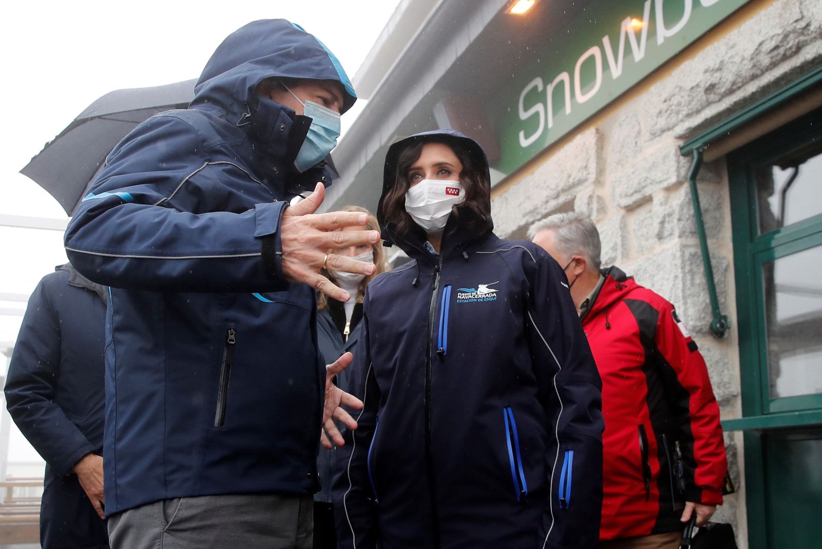 El presidente de Castilla y León, Alfonso Fernández Mañueco, y su homóloga madrileña, Isabel Díaz Ayuso, este viernes en el Puerto de Navacerrada.