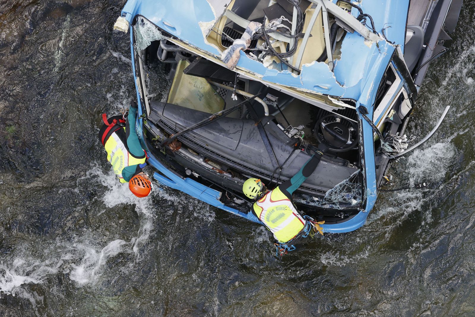 Impactantes imágenes: así quedó el autobús de Pontevedra tras caer al río