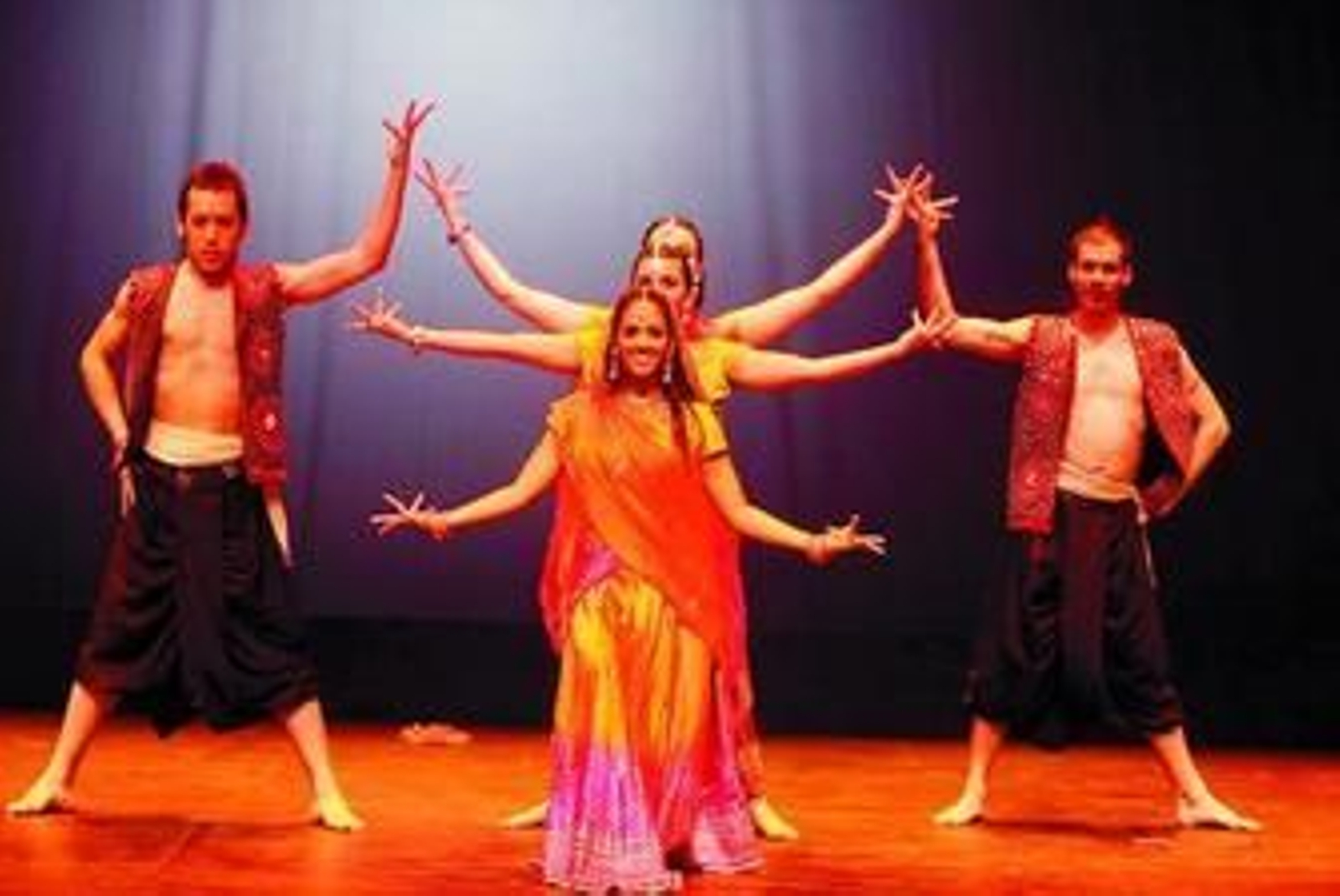 Mistri, en el centro de la imagen, junto a otros bailarines en el Teatro Medina Elvira.