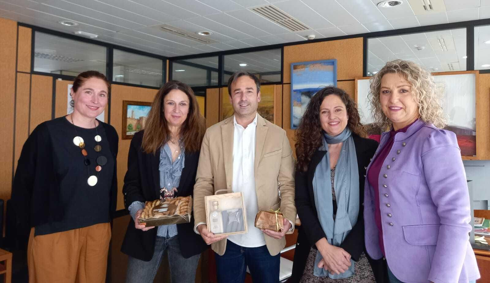 Carlos Soriano junto a la dirección del Colegio Público Rural Adersa 1.