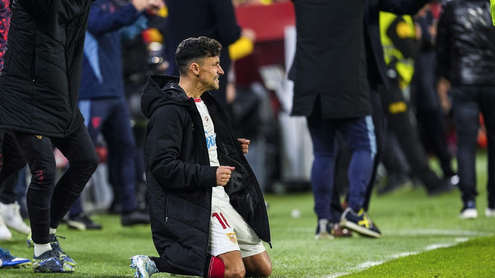 Jesús Navas vive con pasión un triunfo de los suyos desde el banquillo, el último en casa, ante el Celta.