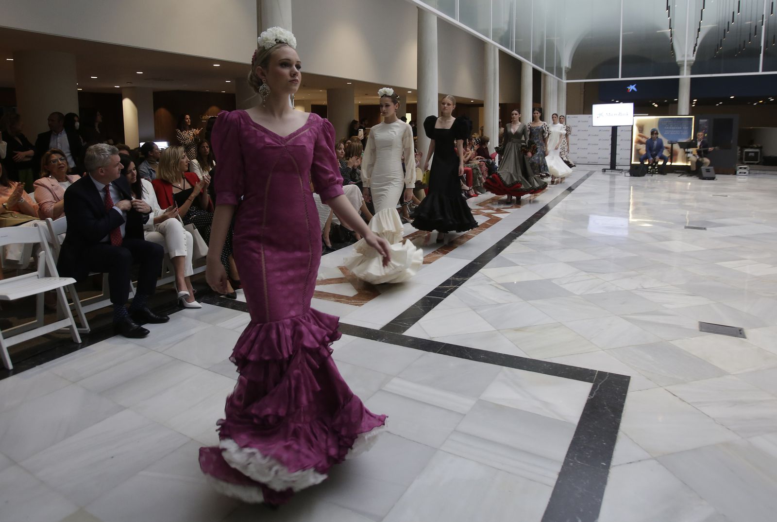 Desfile moda flamenca en las vísperas de la Feria de Abril CaixaBank