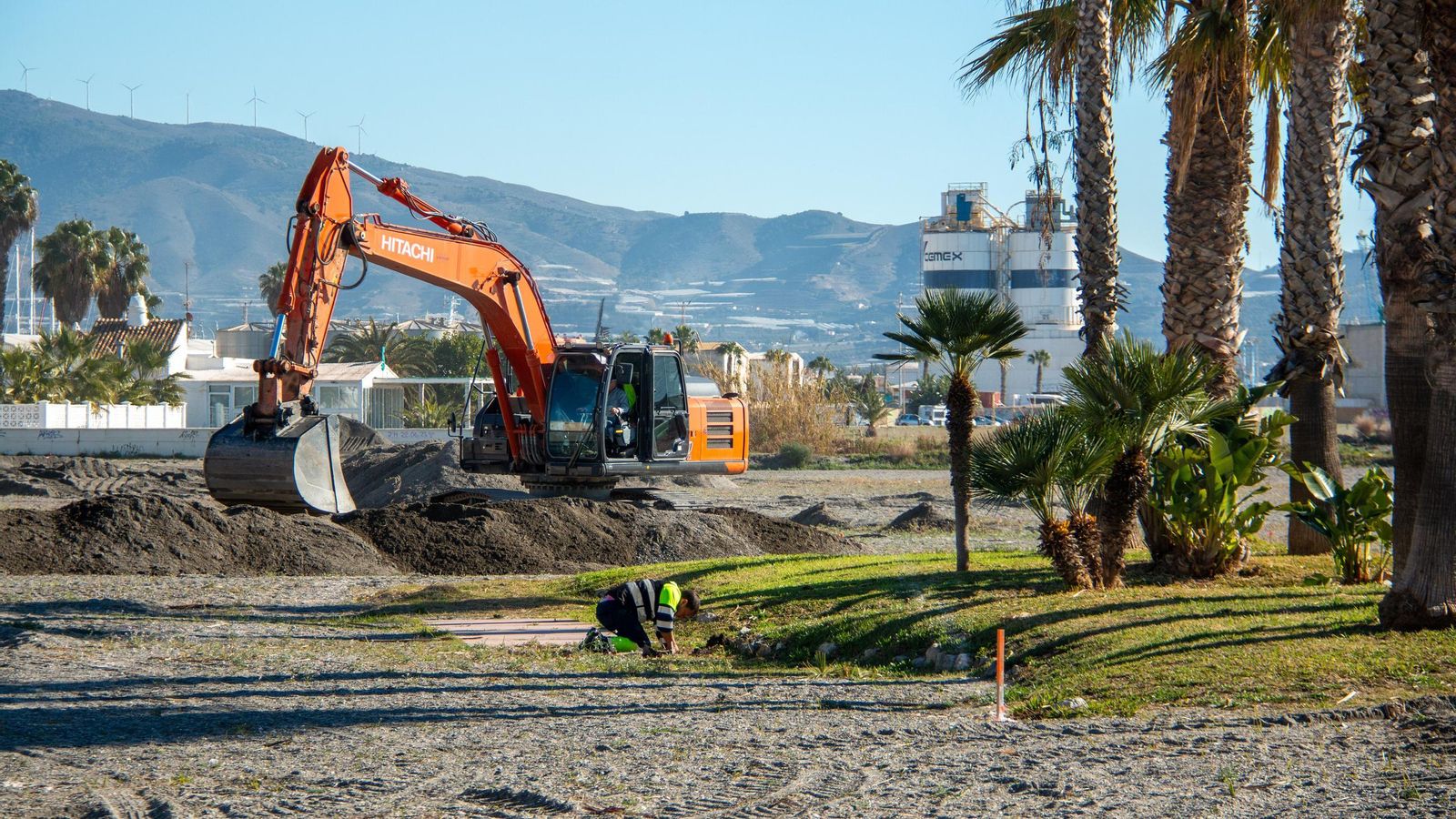 Hay varios operarios municipales en la zona iniciando las trabajos previos a la revegetación