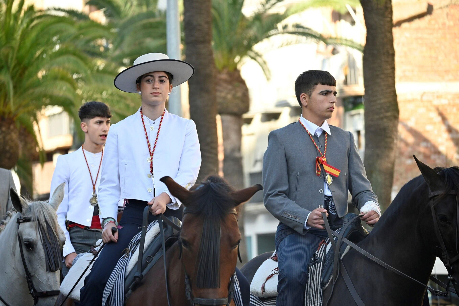 Imágenes de los peregrinos de la Hermandad de Emigrantes en su salida por las calles de Huelva