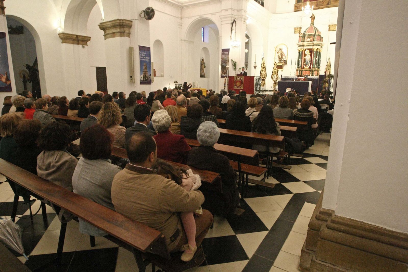 El público sigue las palabras del pregonero en el templo barreño.