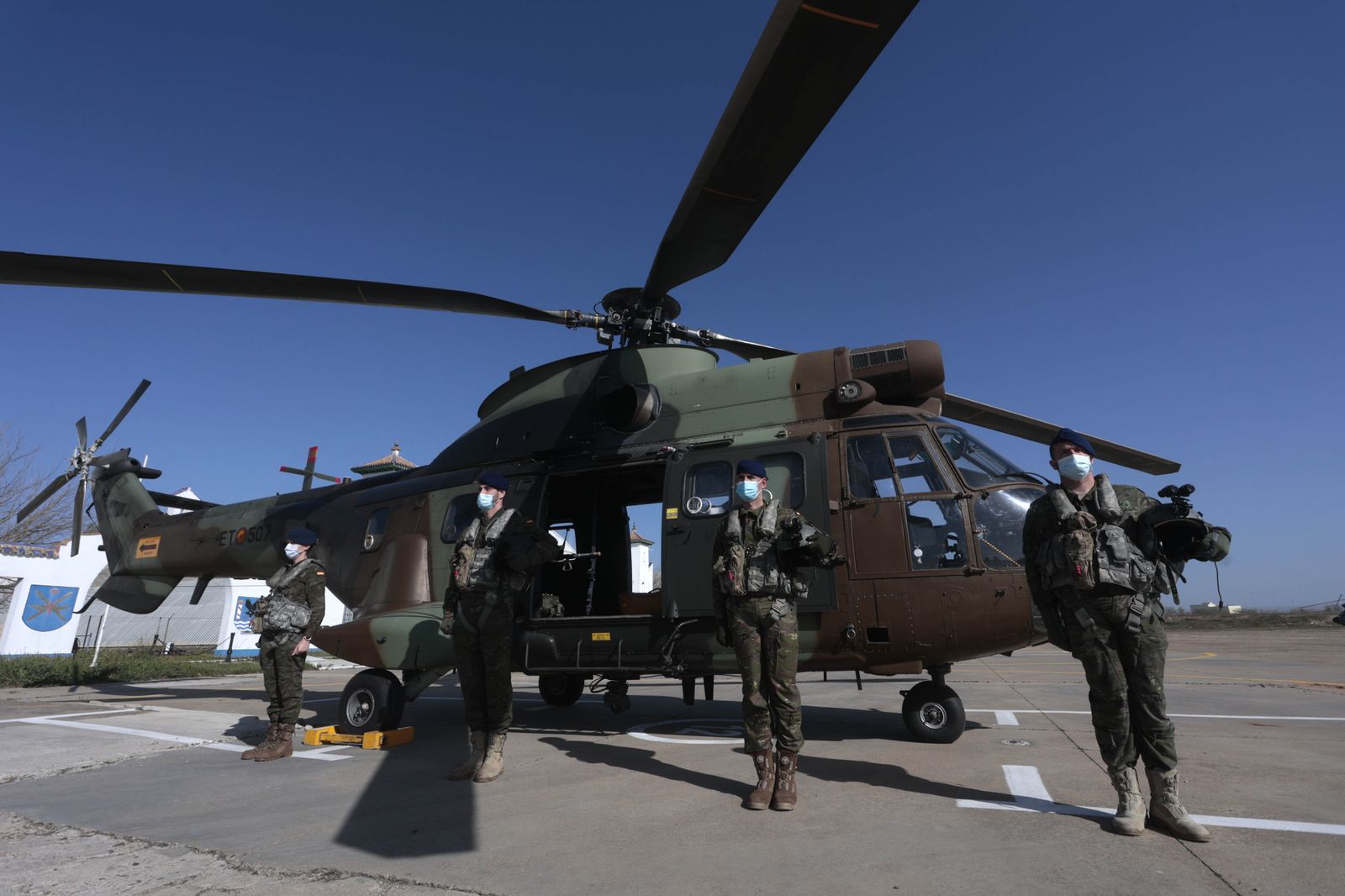 La visita de Margarita Robles a la Base del Copero en imágenes