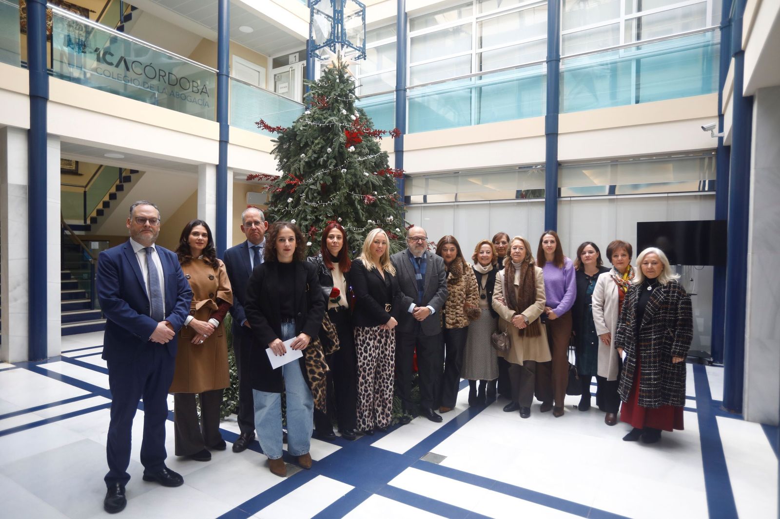 Foto de familia de la entrega de las ayudas del Colegio de la Abogacía de Córdoba