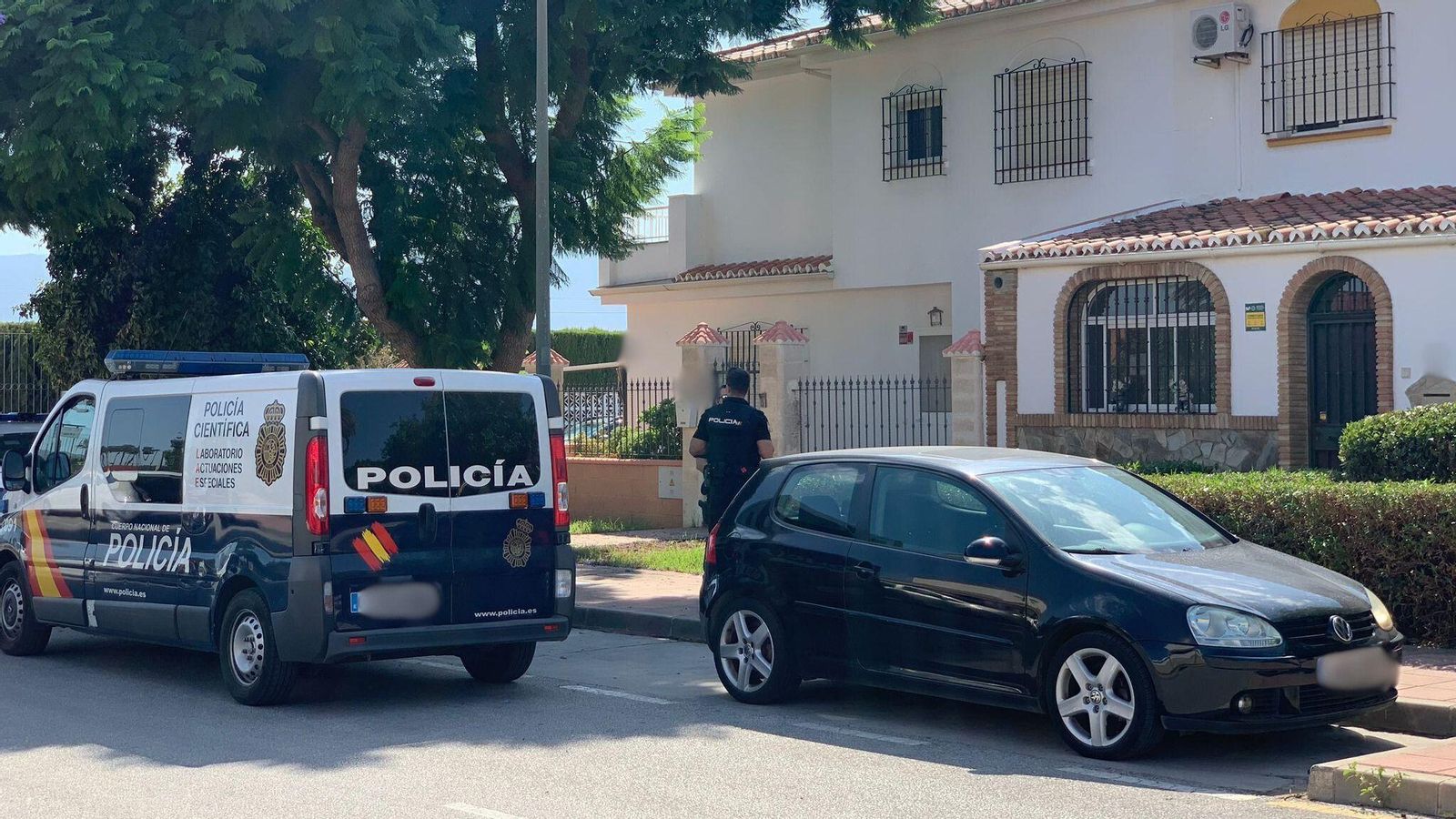 Vehículos de la Policía Nacional a las puertas de la vivienda donde supuestamente han ocurrido los hechos. Vehículos de la Policía Nacional a las puertas de la vivienda donde supuestamente han ocurrido los hechos.