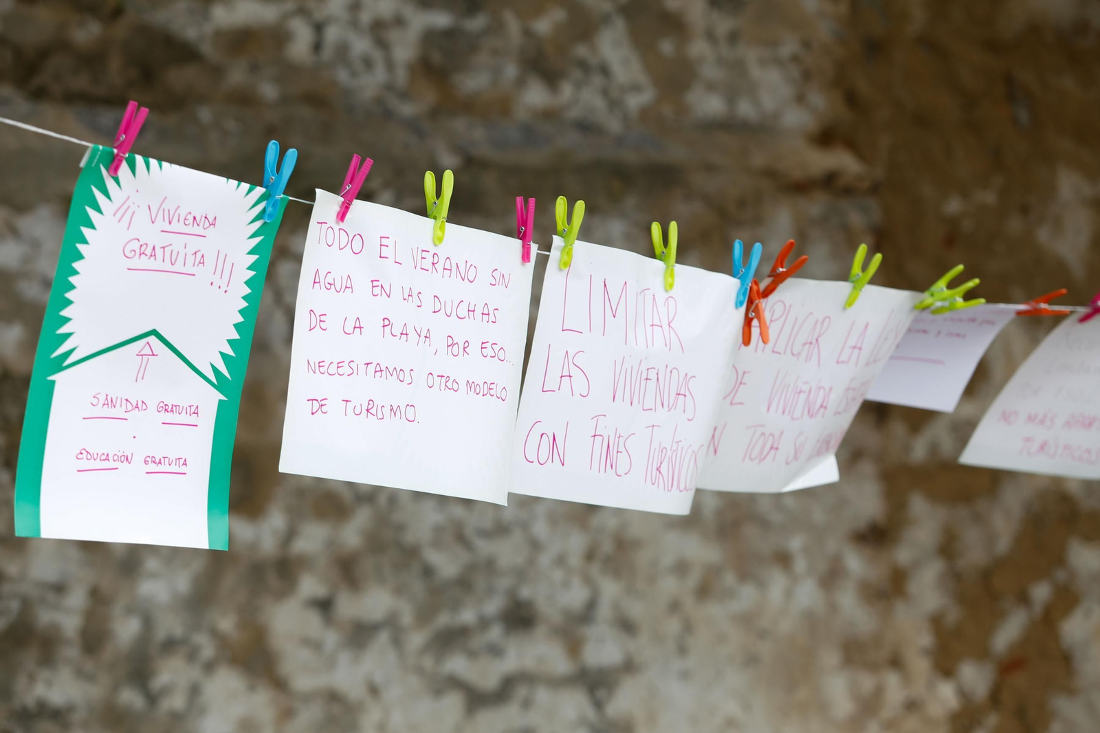 La manifestación por el derecho a una vivienda digna en Tarifa, en imágenes