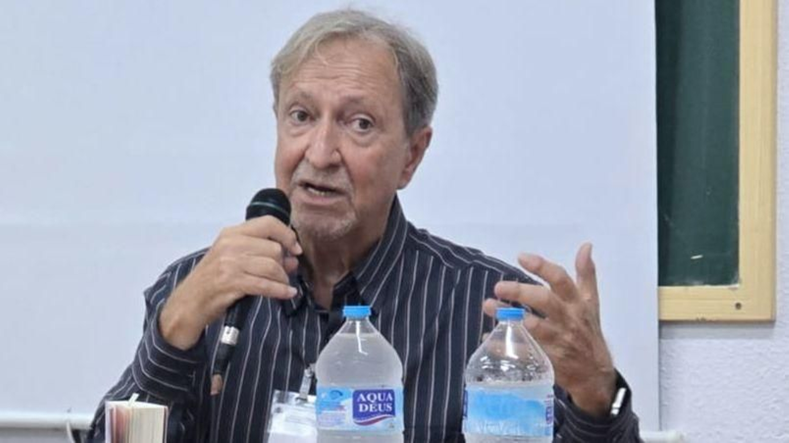 El periodista Paco Lobatón, durante su charla con los internos.