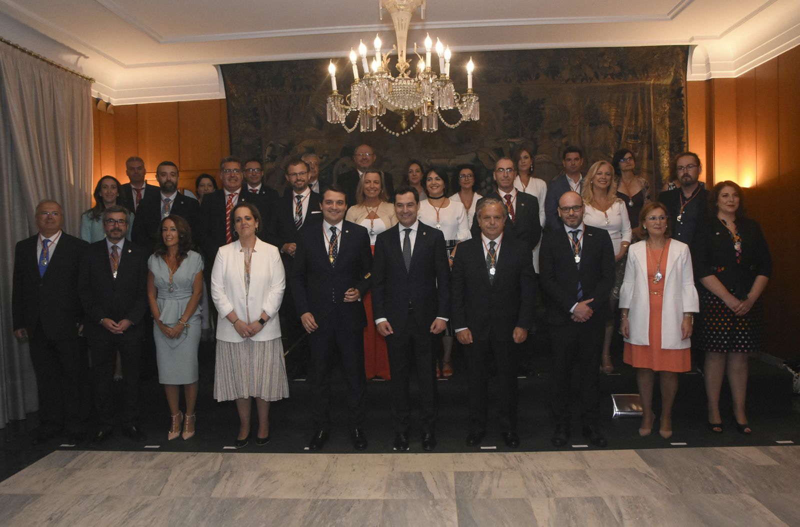 Concejales del Ayuntamiento de Córdoba junto a Juanma Moreno, tras el Pleno de investidura.