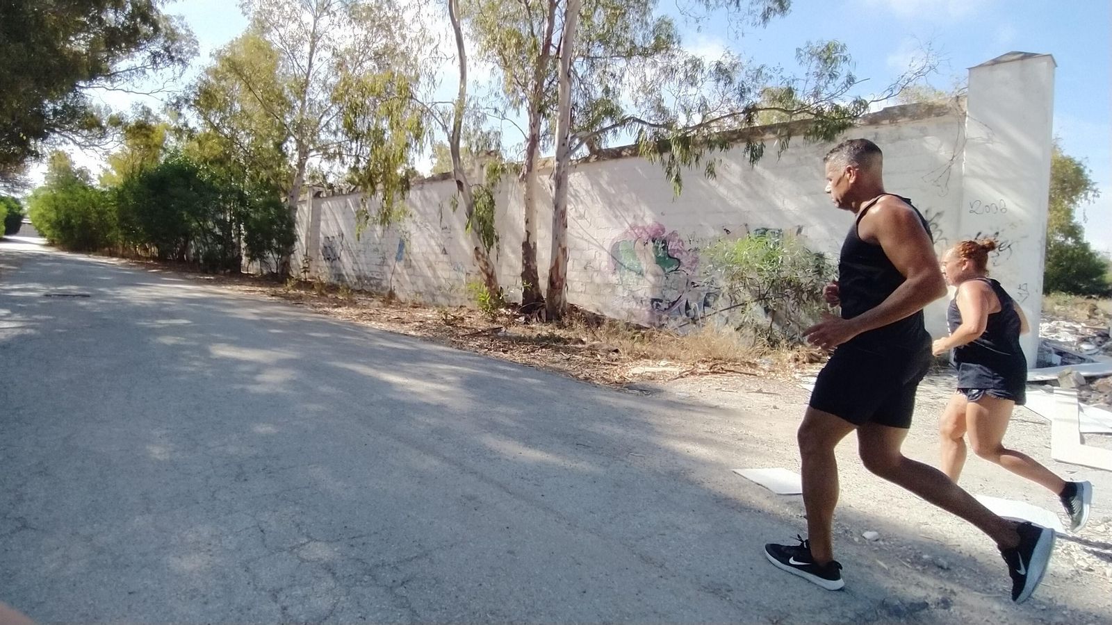 Terrenos de la antigua Fábrica San Carlos (FSC), que llevan 22 años a la espera de su desarrollo urbanístico en San Fernando. La zona es utilizada a diario por numerosos isleños para andar y hacer deporte, como se aprecia en la imagen.