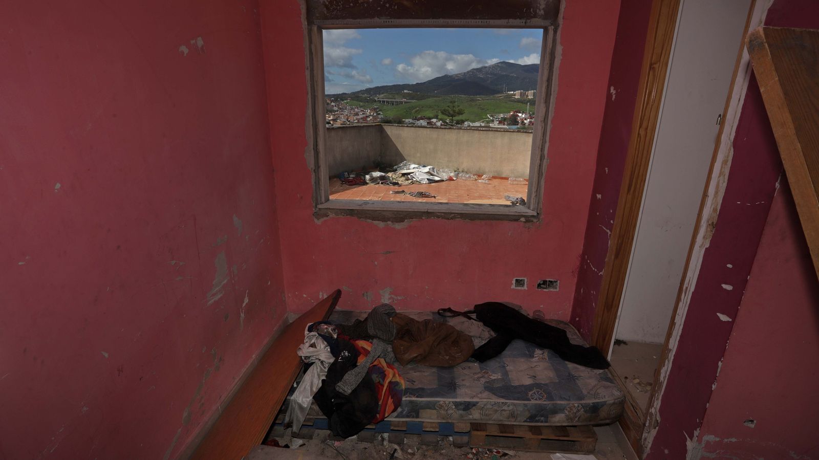 Fotos del edificio okupa de El Secano en Algeciras