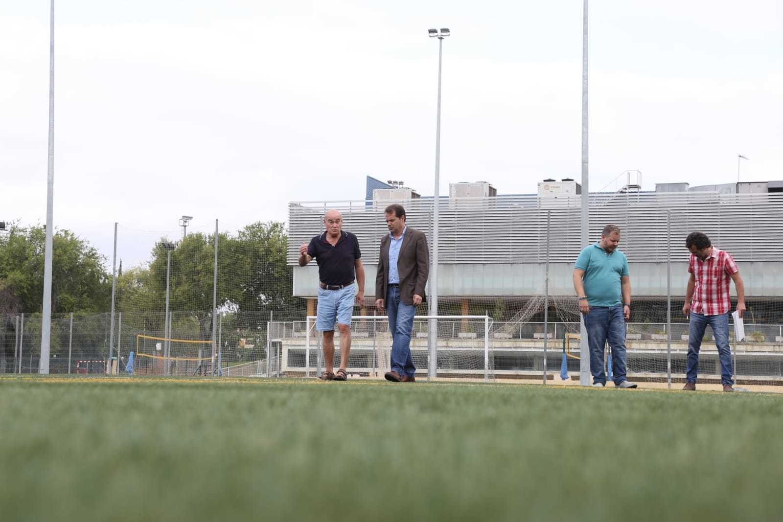 El alcalde y el presidente de la Unión Deportiva Mairena, visitando el césped renovado, el miércoles.