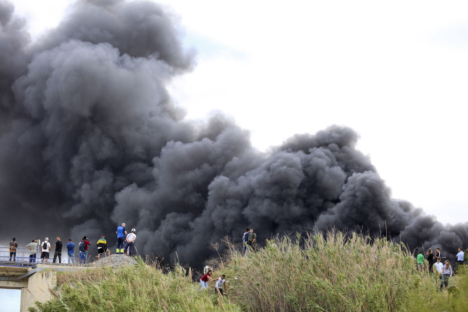 Fotos del incendio de varios vehículos en un aparcamiento de caravanas del polígono Guadalhorce