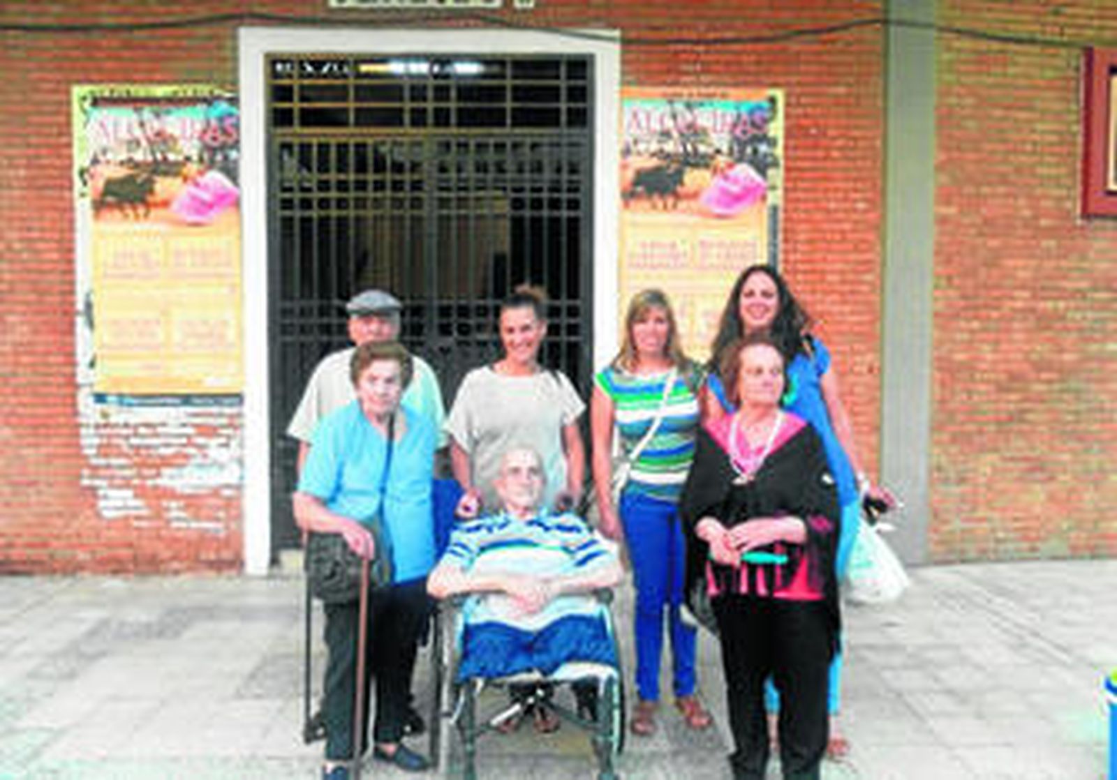 Varios usuarios acuden a una novillada en Algeciras junto a trabajadores del servicio de ayuda a domicilio.
