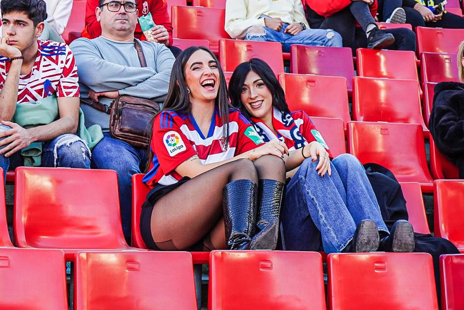 Encuéntrate en el recibimiento al Granada y en la grada de Los Cármenes