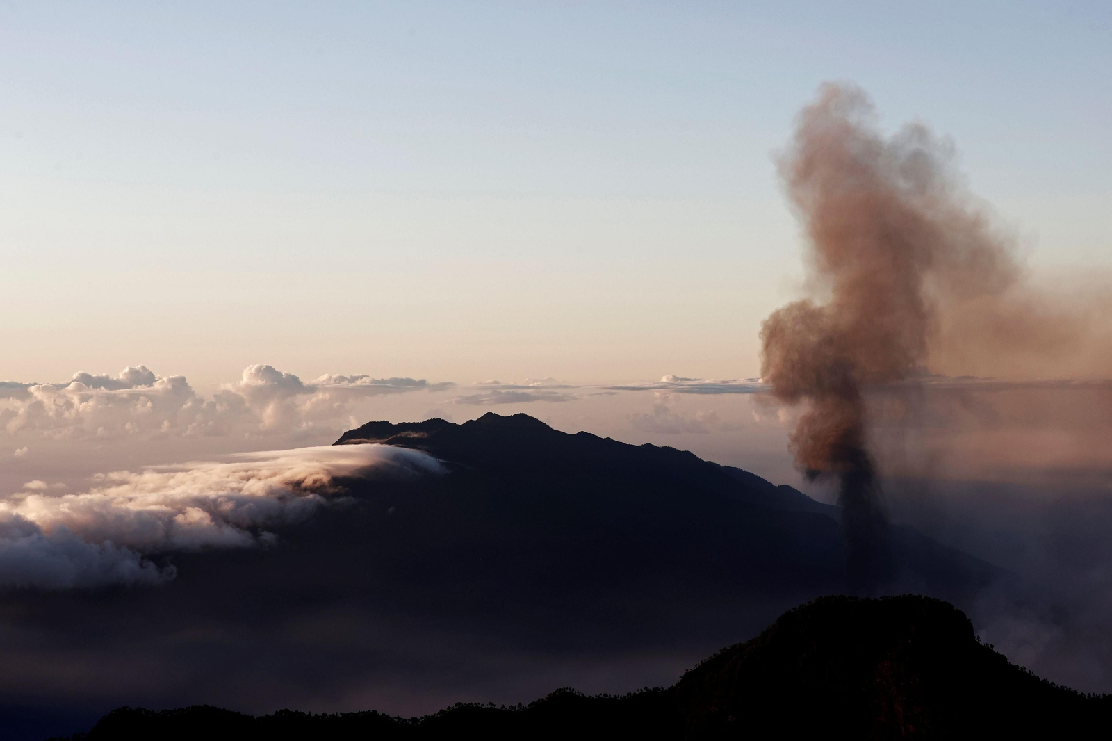 Vista del penacho del volcán Cumbre Vieja desde el Roque de los Muchachos.