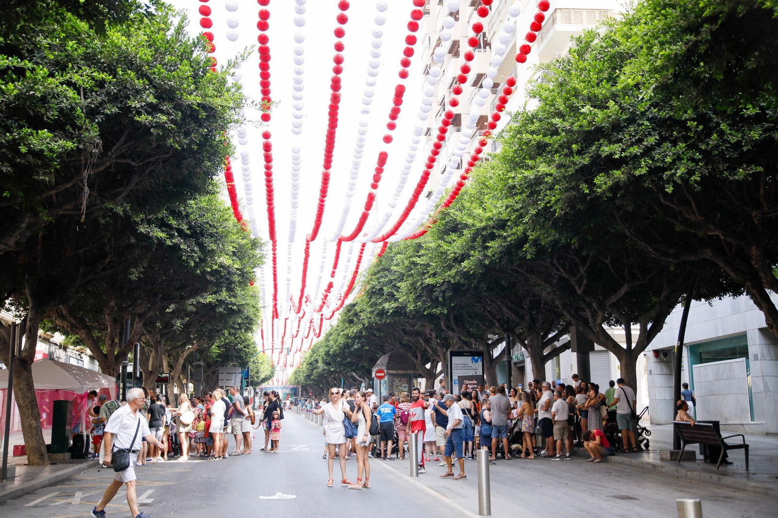 Las mejores imágenes del espectáculo 'Magia en la Calle' en el Paseo de Almería