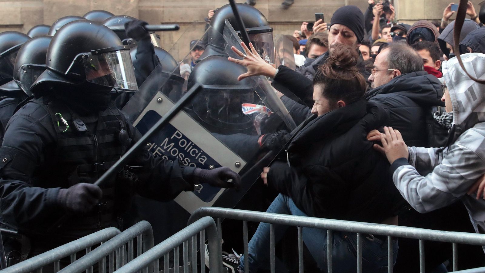 Cargas de los Mossos contra los manifestantes que intentan romper el cordón policial.
