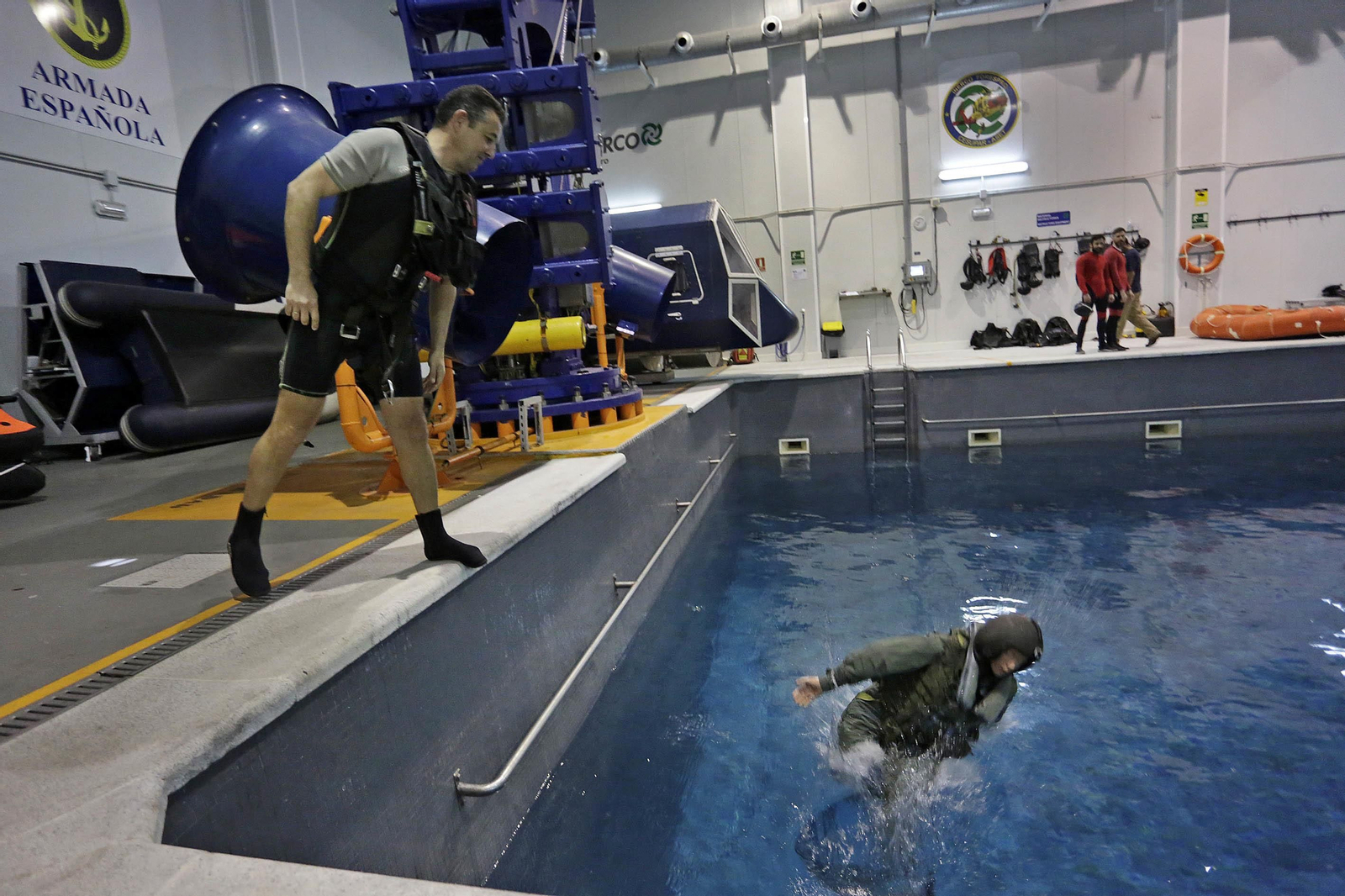 Una jornada de entrenamiento en el simulador de rescates en el mar de la Armada