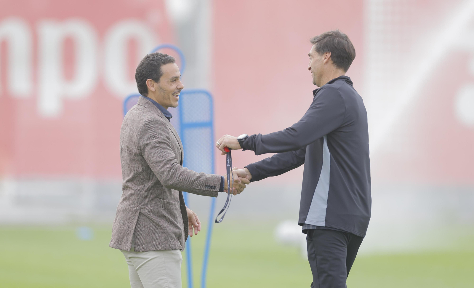 Del Nido Carrasco saluda muy sonriente a Diego Alonso en un entrenamiento del Sevilla.