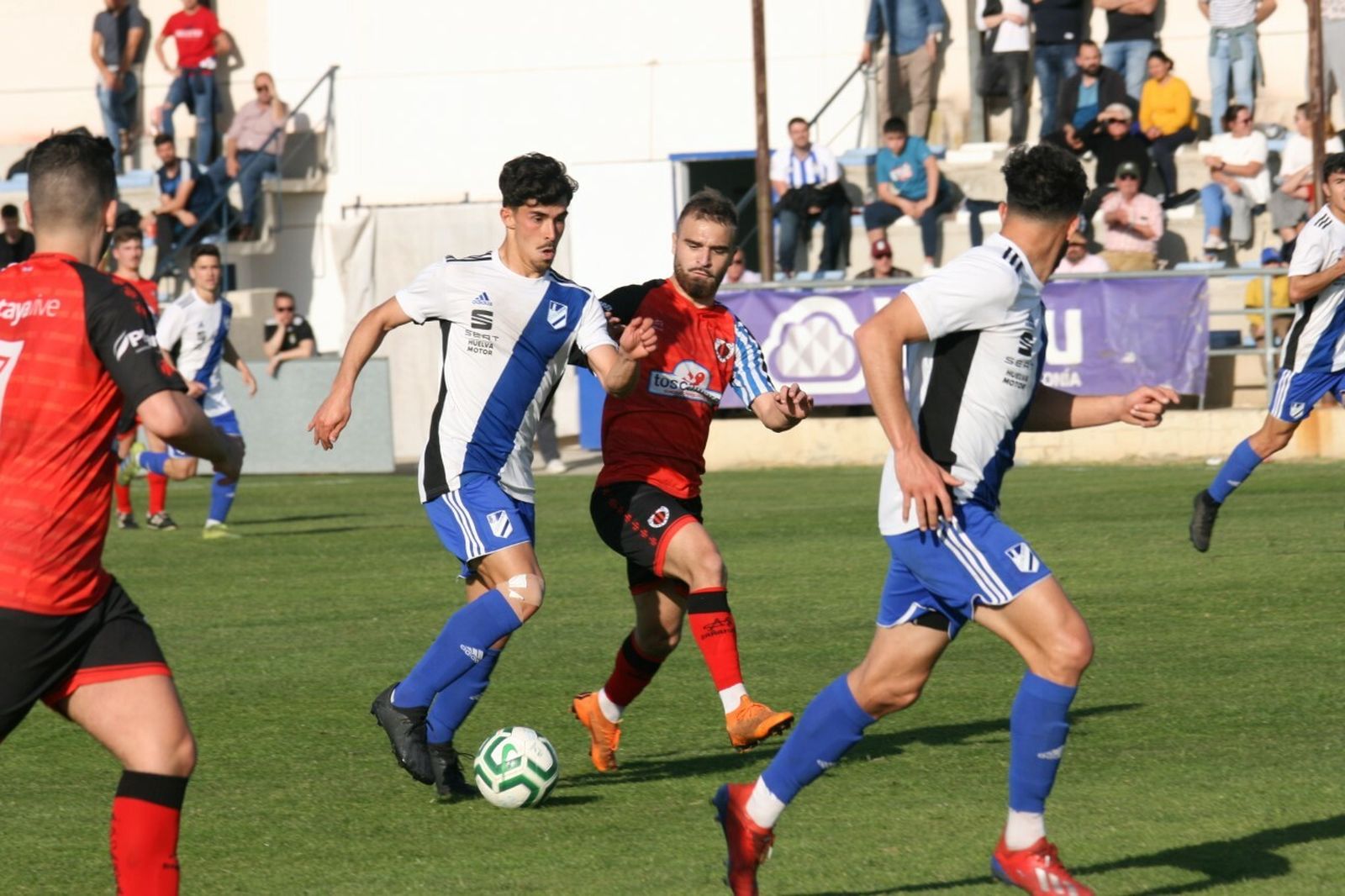 Dani Asuero conduce el balón ante el acoso de José Antonio Díaz.