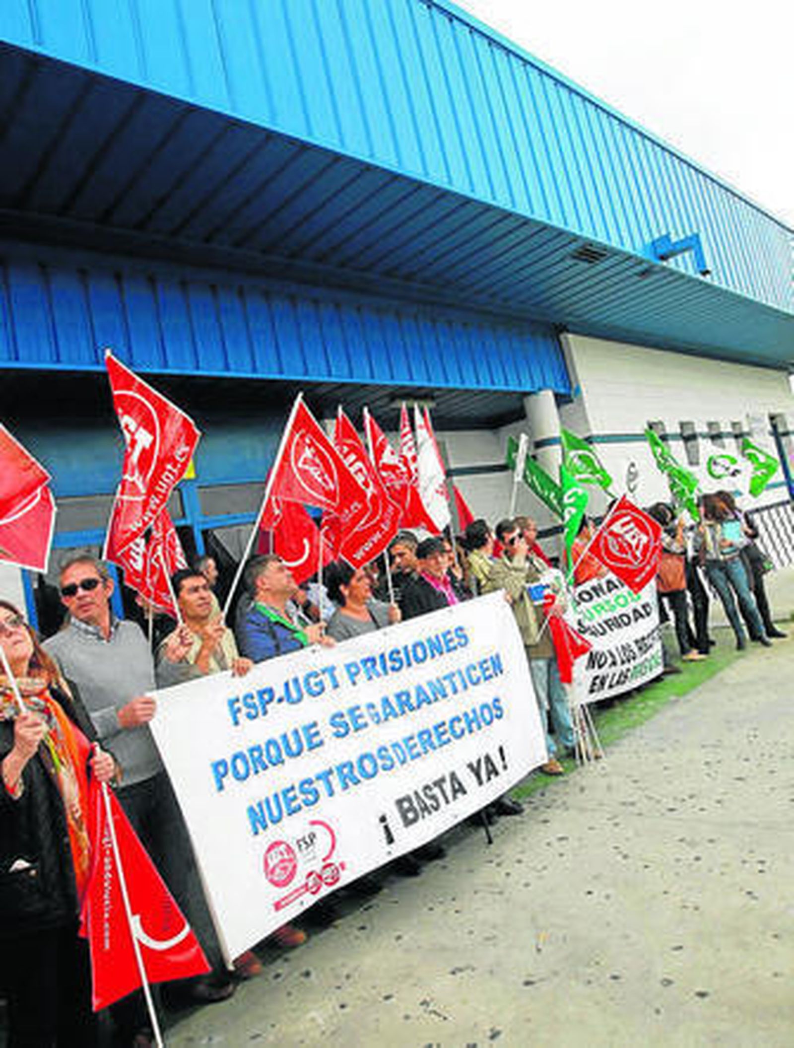 Imagen de la concentración de los funcionarios de prisiones de ayer a las puertas de la cárcel de Botafuegos.