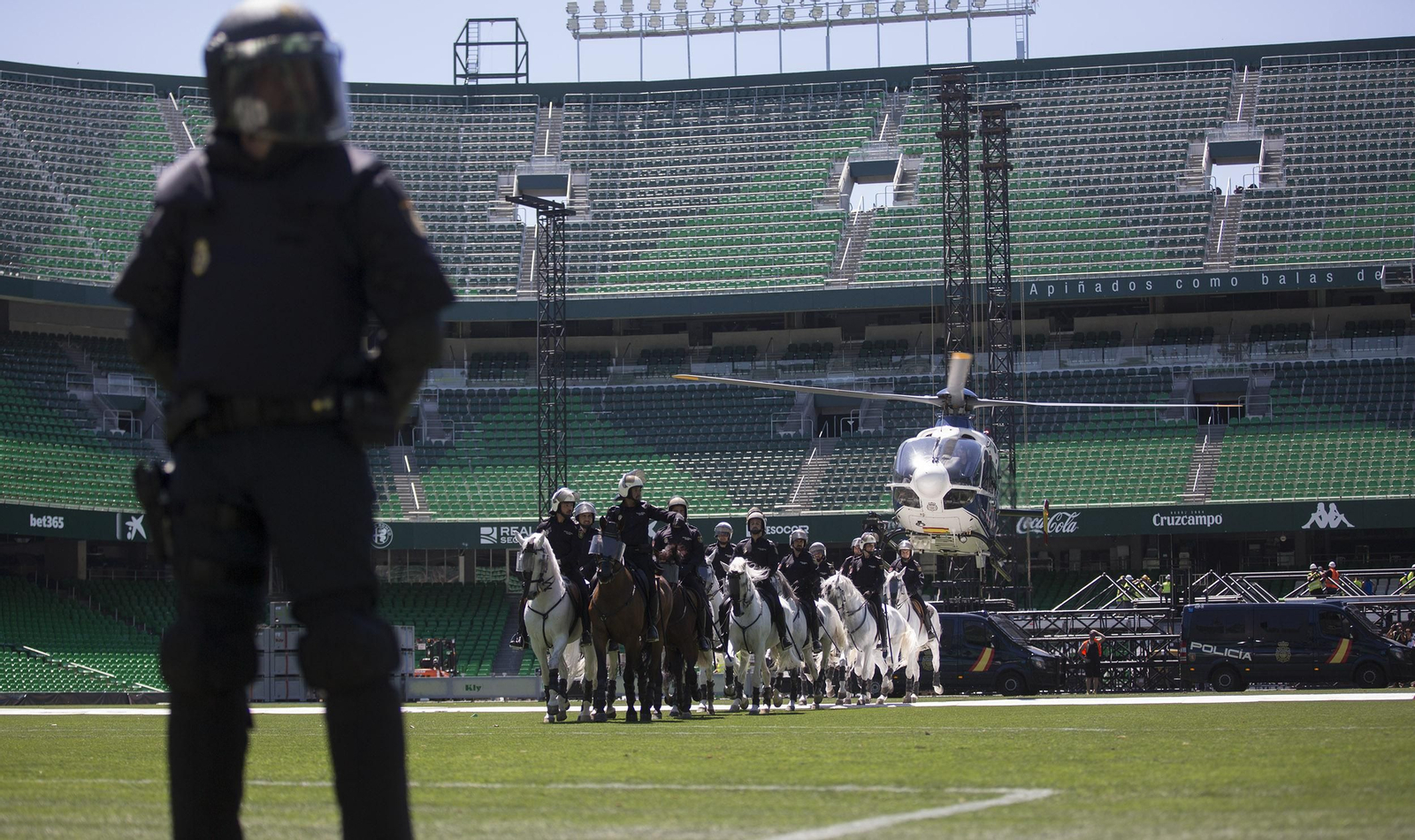 Exhibición de la Policía Nacional en el Estadio Benito Villamarín