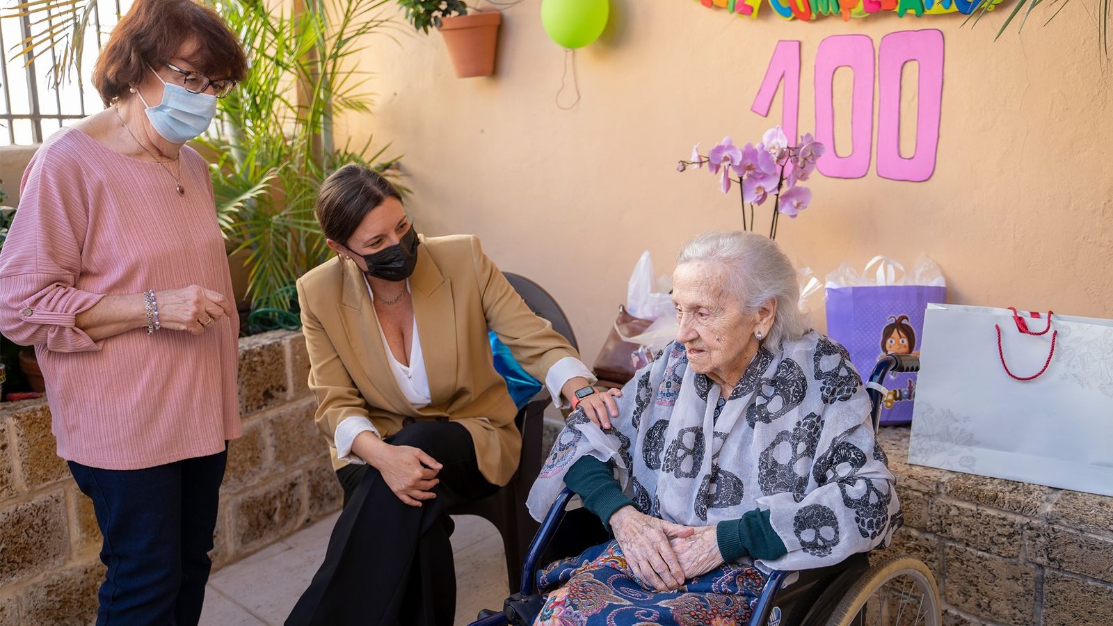 Patricia Cavada con la Francisca Astudillo en su 100 cumpleaños.