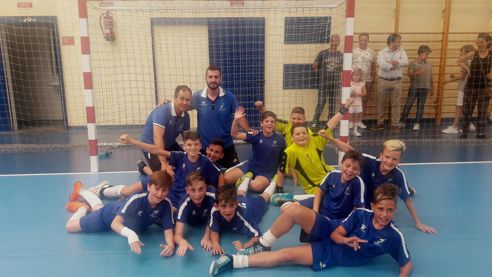 Los alevines del Adecor celebran el título de Copa conquistado tras derrotar al Atlético Elegido.