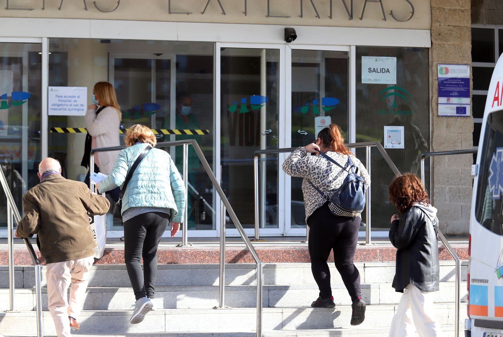 Acceso a Consultas Externas en el hospital Juan Ramón Jiménez este viernes.