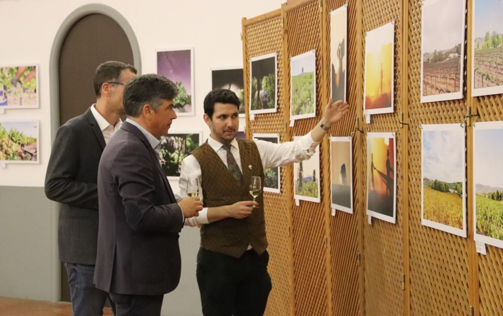 Chema G. Mármol comenta unas fotografías con el alcalde y el concejal. Chema G. Mármol comenta unas fotografías con el alcalde y el concejal.
