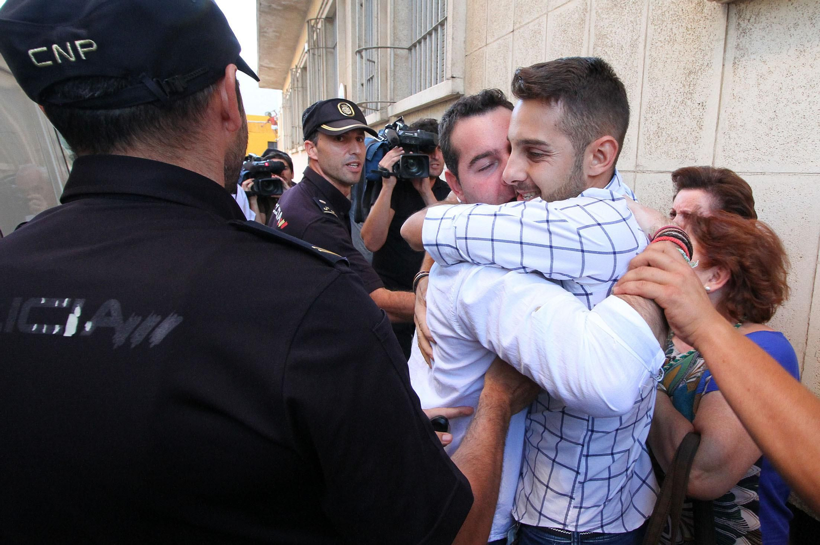 Francisco Javier Medina se abraza a su hermano Juan tras la absolución del jurado, en octubre de 2017.
