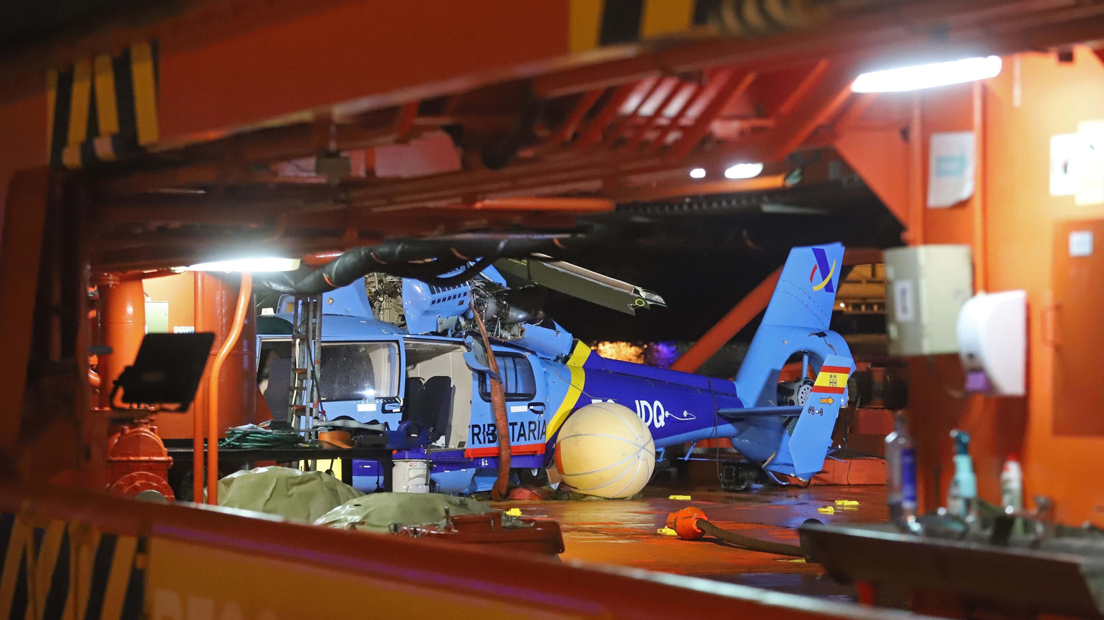 Fotos del traslado a Algeciras del helicóptero de Aduanas accidentado