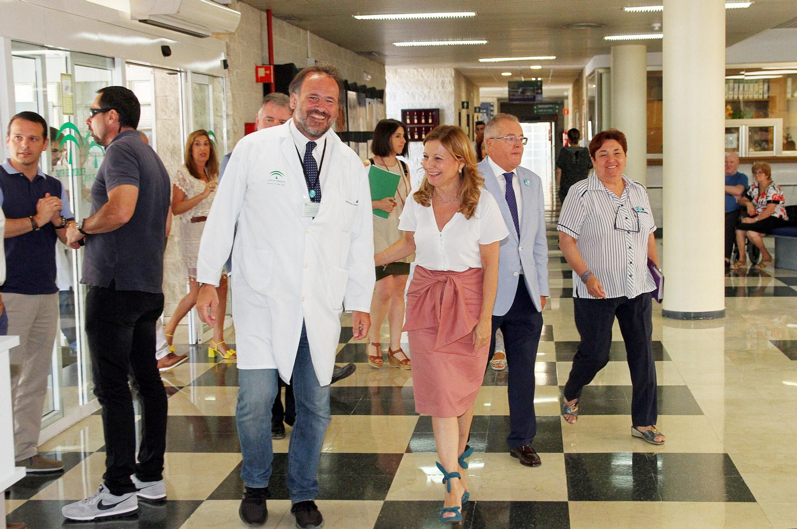 Imágenes de la visita de la consejera de Salud, Marina Álvarez, a la nueva Unidad de Ictus del Hospital Juan Ramón Jiménez