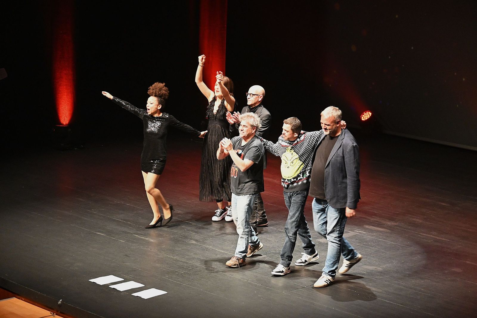 Los seis cómicos saludando al púbiico tras dos horas de risas.