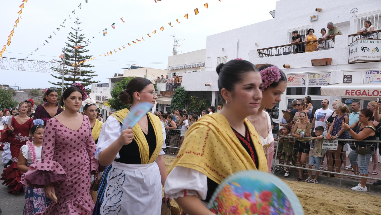 La popular carrera de cintas a caballo de las Fiestas de Mojácar, en imágenes