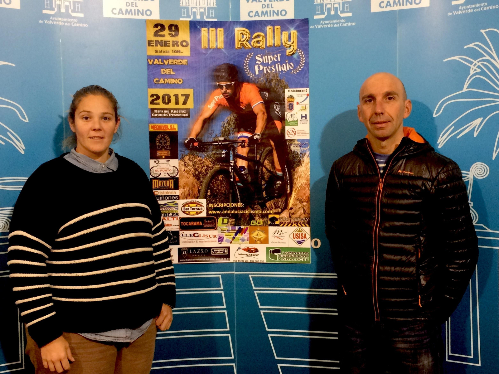 La concejal de Deportes valverdeña y el secretario del Club Superprestigio.