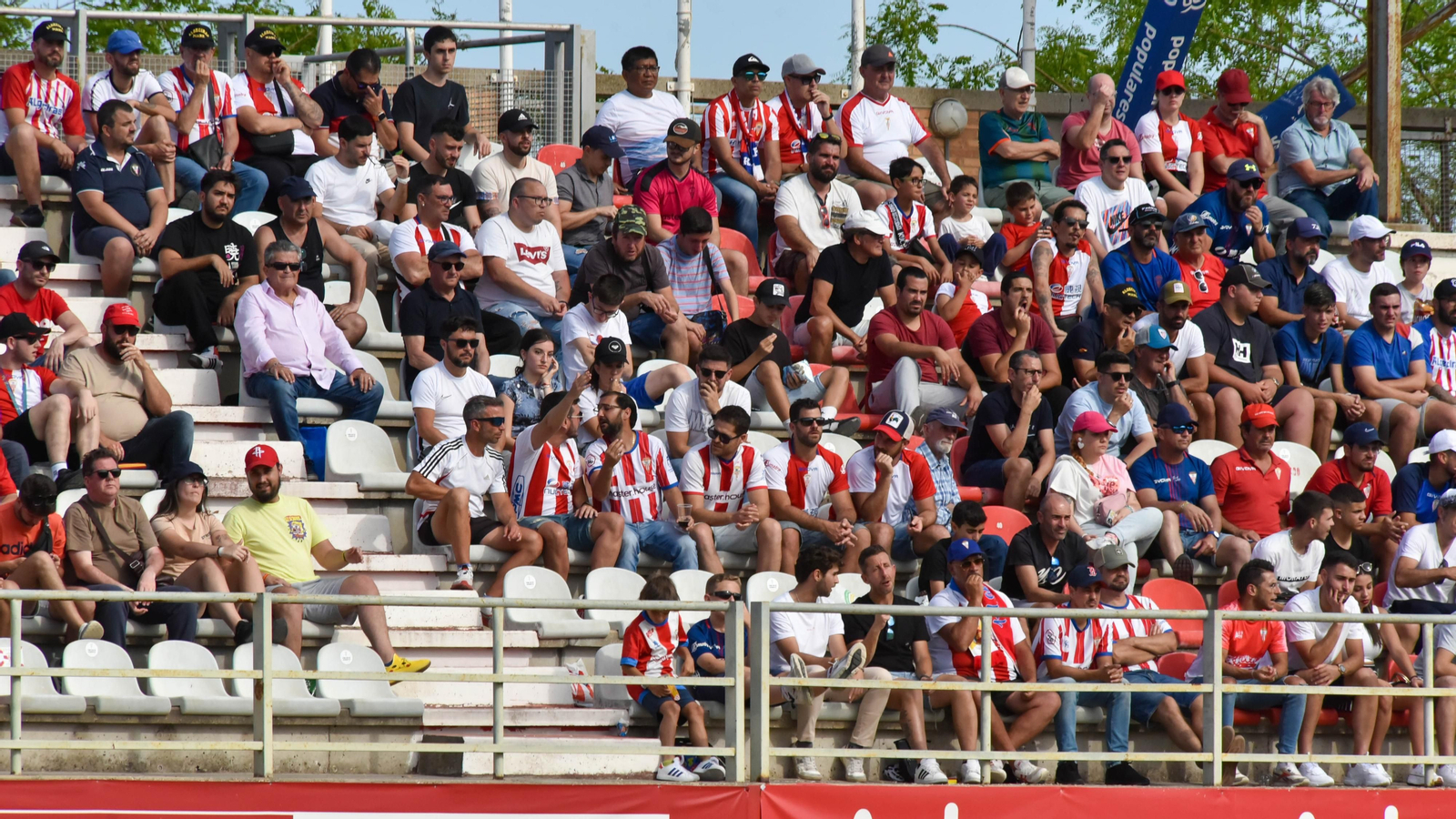 Fotos de la afición durante el Algeciras CF - AD Merída en el estadio municipal de Algeciras