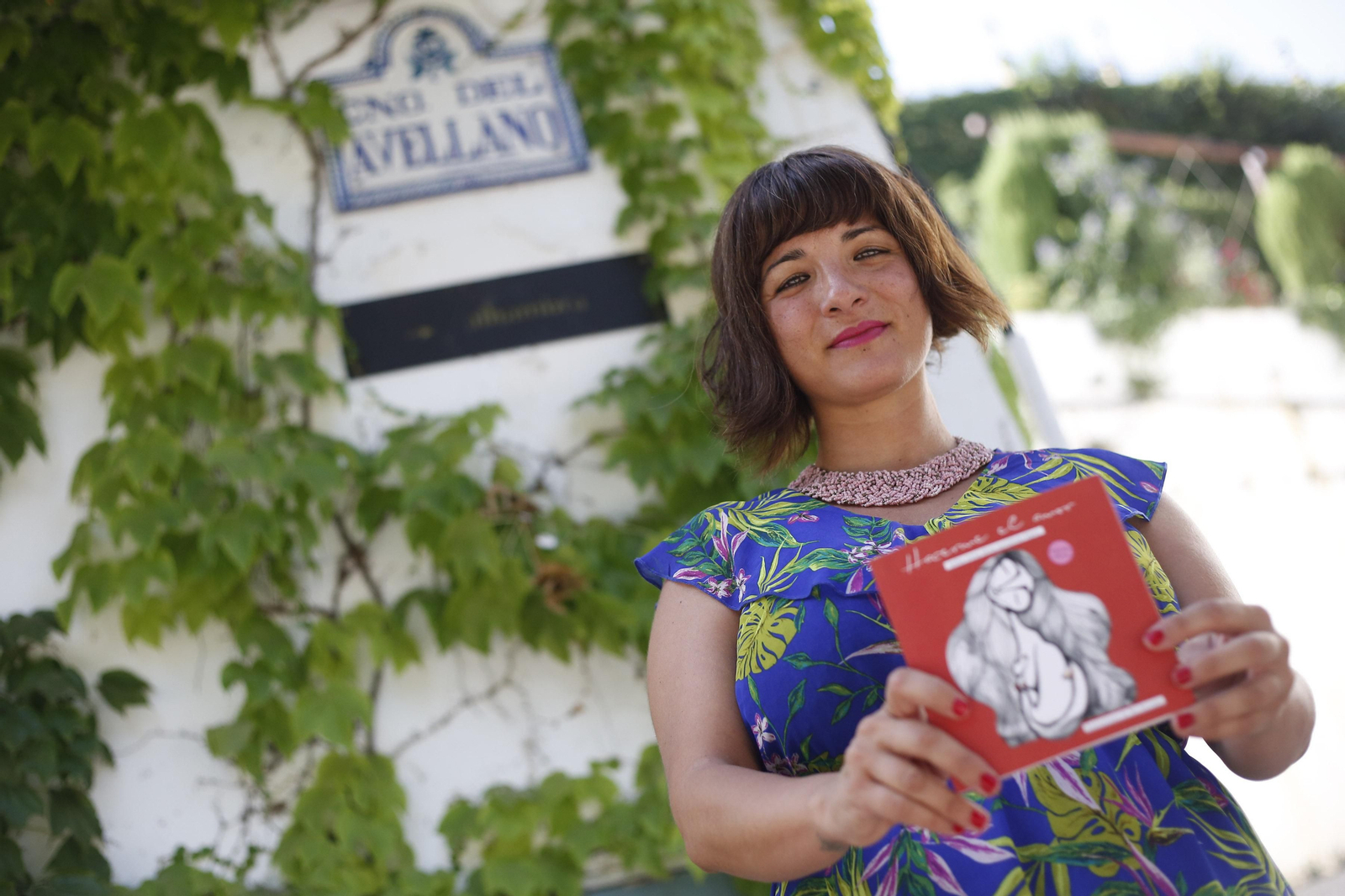 Tarha Erena junto a su nuevo libro de poemas, que presentará esta noche.