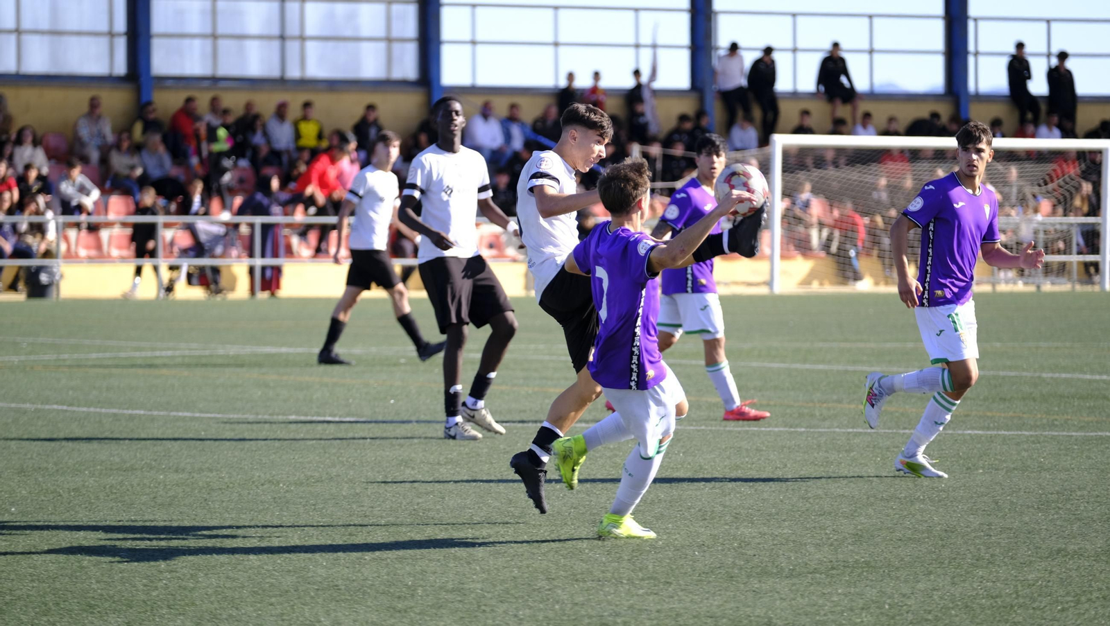 Un jugador cañaero pincha un balón ante la presión rival en una disputa por el balón en un partido de esta temporada.