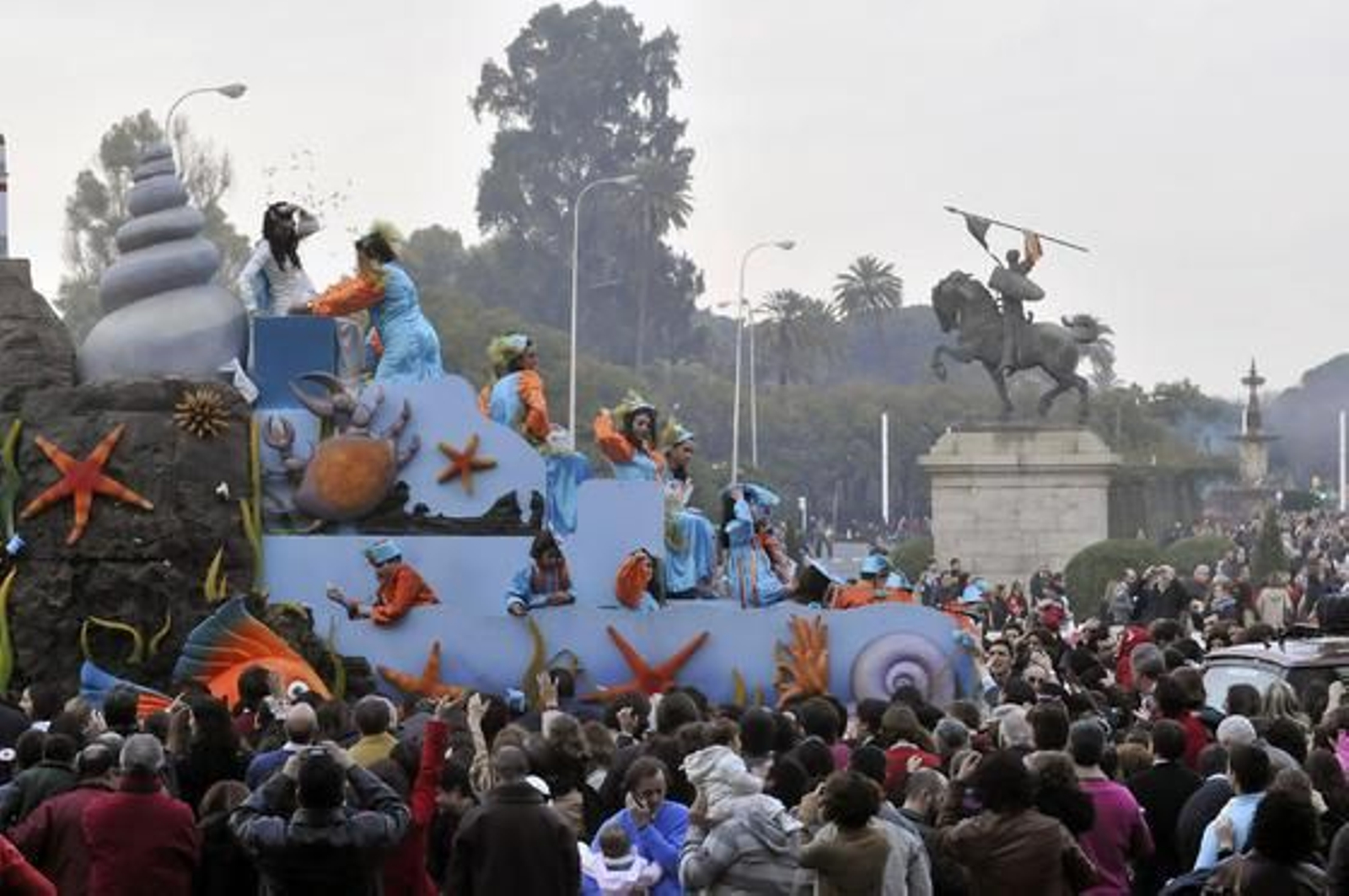 Las carrozas de la Cabalgata de los Reyes Magos en su salida desde el Rectorado de la Universidad de Sevilla.

Foto: Juan Carlos Vázquez
